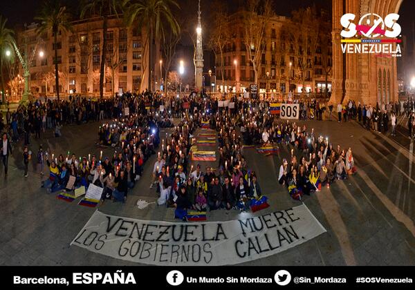 Sinmordaza's tweet photo. Gran Protesta Mundial Nocturna en #Barcelona #España #15M #SOSVenezuela http://t.co/29cWGVHiFl
