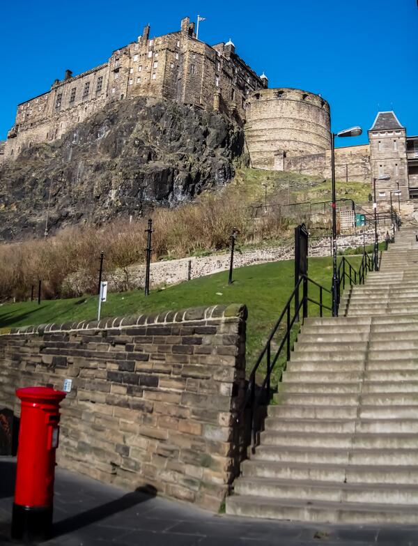 welovehistory's tweet photo. Spring?! MT @TheChaoticScot: What's that up there? Na, not @edinburghcastle. The blue colour in the sky! #ScotSnaps http://t.co/KYLNEWs90b