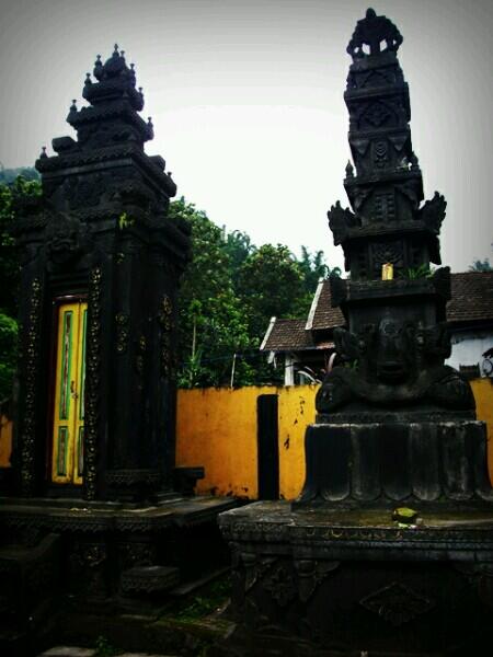 Pura Giri Anjasmoro yg ltknya dibwh lereng kaki gunung. Pura ini pling tnggi diantra 5 pura yg ada di Kab. Jombng