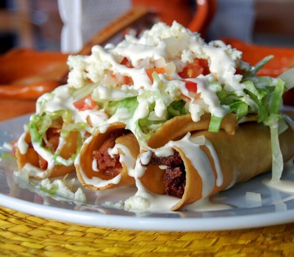 Sintético 94+ Foto Flautas De Pollo En Salsa Roja El último