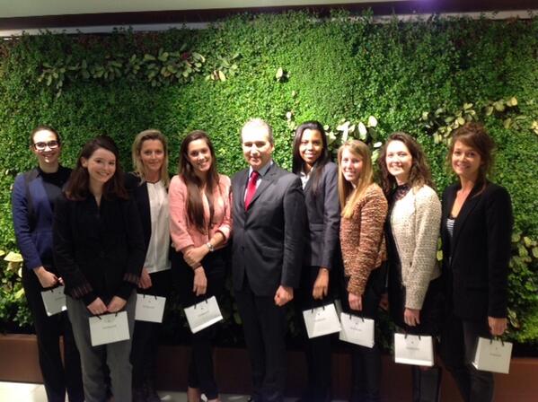HECLiege's tweet photo. Guy de BEAUGRENIER, DG Benelux #GUERLAIN reçoit les étudiants @HEC_ULg av. Louise @creation_projet @sandradelforge http://t.co/EJA7NvpOov
