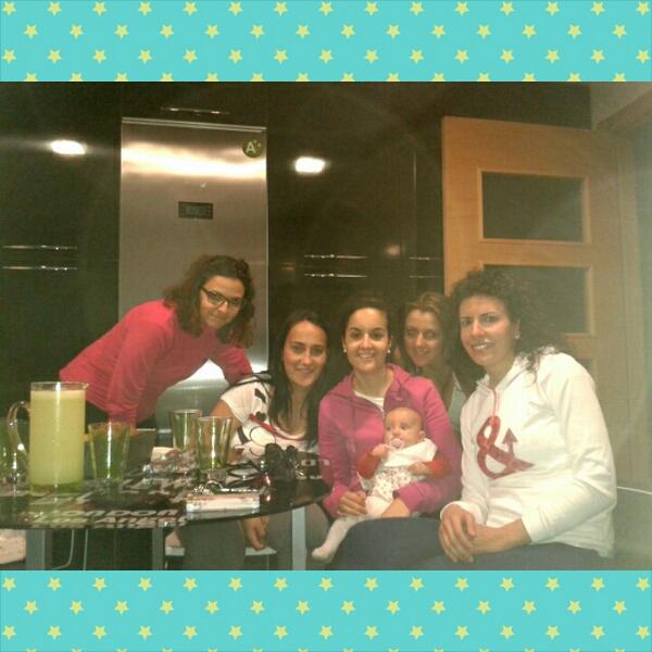 Gema_Labrador_L's tweet photo. Despues d 2 hor andando campo atraves ns merecrmos 1 merienda @LorenaPajaresP @raalex01 @sara_martinez86 @anabelendch http://t.co/3LjoC7llDR