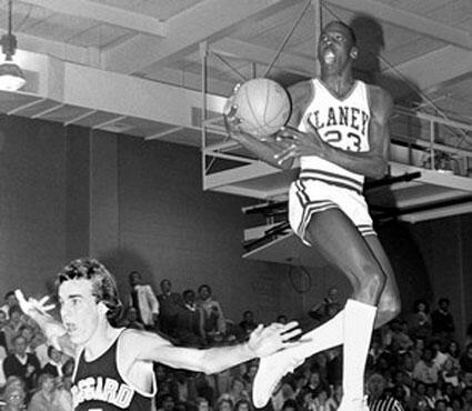 SneakerTicker's tweet photo. RareNBAPics Michael Jordan Highschool https://t.co/52BTwdNLBU