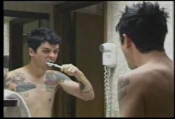 Imidiot_bitch's tweet photo. Porque yo también pongo caras de psicópata al lavarme los dientes. http://t.co/vDNhl4uhPP