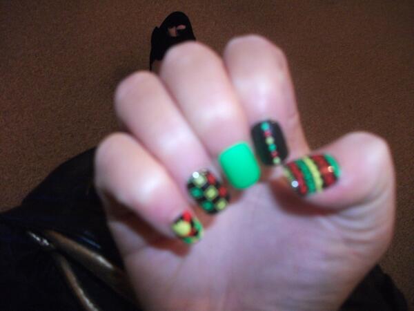 becky_muax's tweet image. Well they lasted for a night. lucky i got them for half price :L #pressons #aztecdesign #littlemixnails