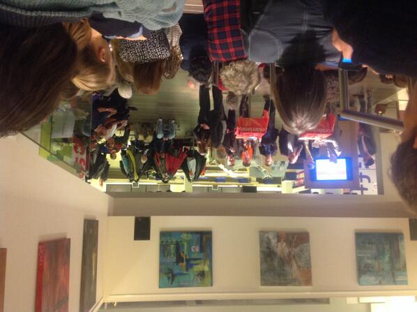 PyongyangadRijn's tweet photo. GroenLinks wordt inmiddels ook horendol van die windmolens “@greeteijk: Drukte in zaal rond stelling #wagstemt http://t.co/mz2WktAb6D”
