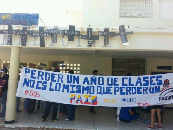 juansalcedof's tweet photo. facultad de Medicina LUZ, una cruz por estudiante caído. #LUZACTIVA #maracaibo http://t.co/R7ZWwSvc5y" @DiarioQuePasa #unfollollowersme”