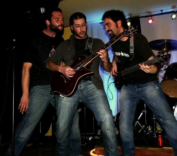 NadaQueVerRock's tweet photo. Daaaaaaleee! Rock cañero en @Lacuartacjp! Y en la foto @Buho_nqv repartiendo acordes!! http://t.co/1jk2HX0tvk