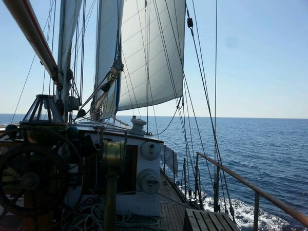 VelerosTuristic's tweet photo. Un dia espectacular y maravilloso a bordo del velero intrepido. ¿te apetece venir? http://t.co/sJRkSclP0M