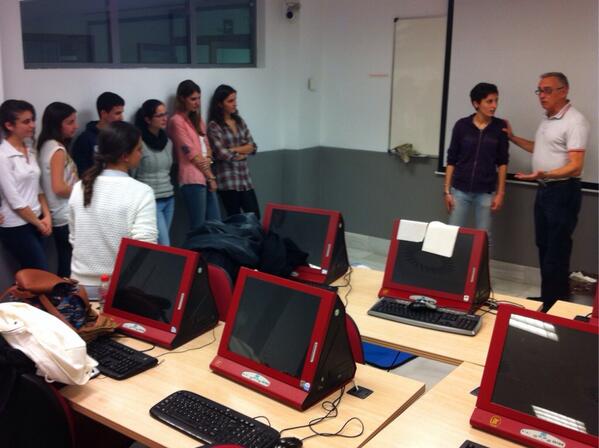 REANYMA's tweet photo. Talleres d RCP para alumnos d 3º d Medicina del HUVR: el aula de informática (qué pinta aquí!?)... #RCPenlaUniv http://t.co/nkLhc5uOfu