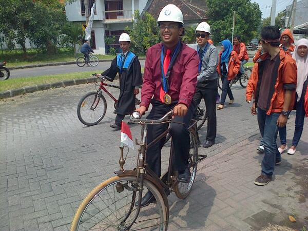 ditothok's tweet photo. S.T. Sudah, Selanjutnya Eksekutif Muda :) amien http://t.co/oD9ugtJph7