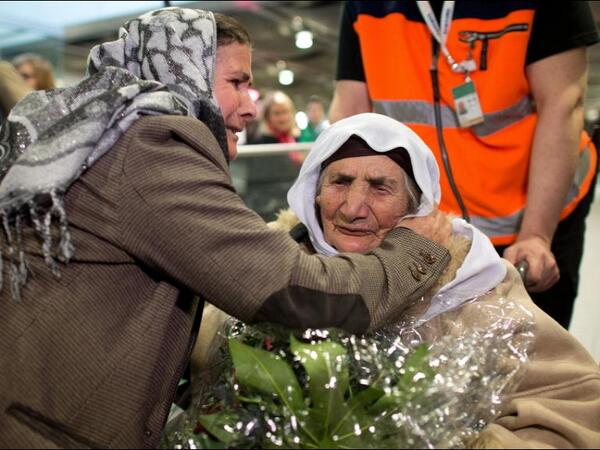 NDRreporter's tweet photo. "Bei meiner Familie sterben". 107 Jahre alte syrische Flüchtlingsfrau in Vechta angekommen. http://t.co/s96SuONAGJ http://t.co/3OfagoXypI