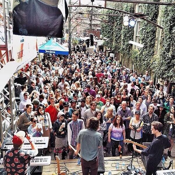 secretlycndian's tweet photo. #regram via @rhymeswithralph on #CedarSt of @gardensandvilla playing @FILTERmagazine's day party to a packed crowd http://t.co/M55MC1ieAV