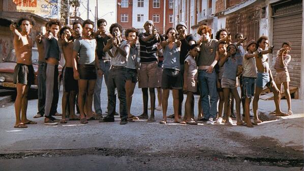 _Cinefilos_'s tweet photo. "En la Ciudad de Dios si corres te agarran, y si no corres, también.” http://t.co/rTLw2Q4T2q