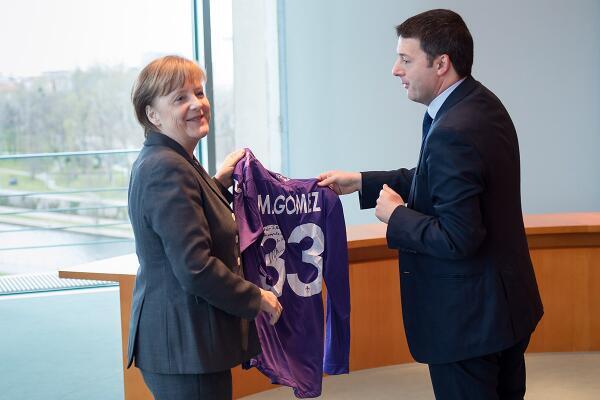 Fiorentina, Renzi consegna la maglia di Gomez alla Merkel (FOTO) 34 Bi8n4J8CQAIHhv0