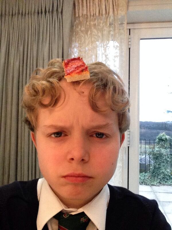 StuffOnTomsHead's tweet photo. Thin pizza slice. http://t.co/crOM3wLFX4