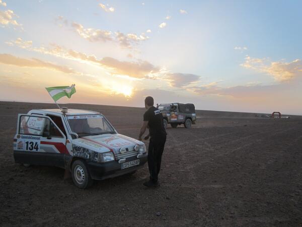 LaredoRacing's tweet photo. Foto de la 2ª etapa (IFRANE-MAADID) del @Panda_Raid, en la llegada del campamento en mitad del desierto!! http://t.co/gG1Yz0TxAS