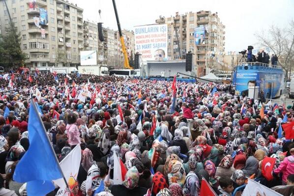 yeniakit's tweet photo. Foto Galeri: "AK Parti Kahramanmaraş mitingi" http://t.co/et1D0NRWM3 http://t.co/RdpBX6pKNb