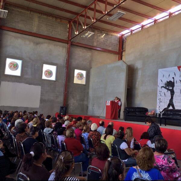 GaonaFatima's tweet photo. @luciaazucena da la bienvenida a conferencia Mujeres ... Volemos libres ahora #PRI #monclova #Coahuila http://t.co/MaPZhbKq3t