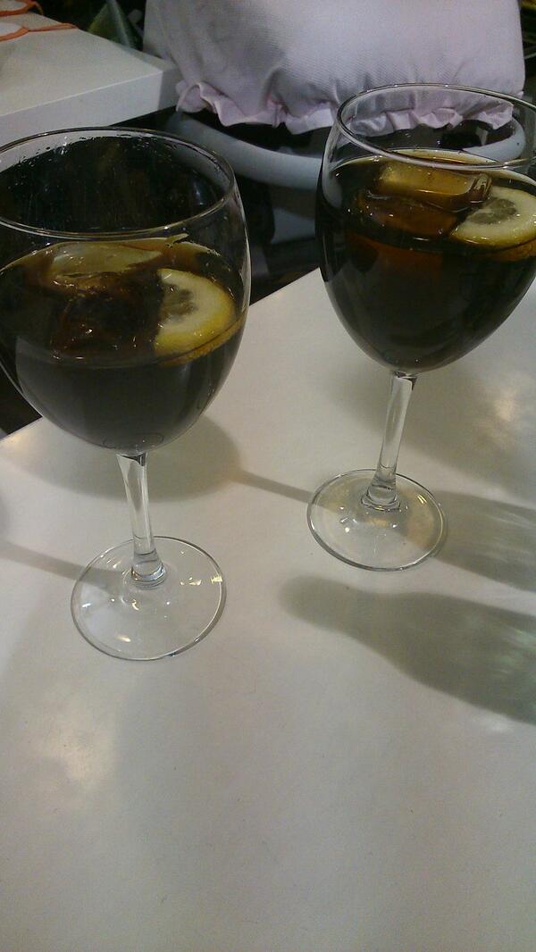 nataliaps3's tweet photo. Tentempié después de un largo y ajetreado dia  con @AlbaM_Morales http://t.co/auWOiHYQQh