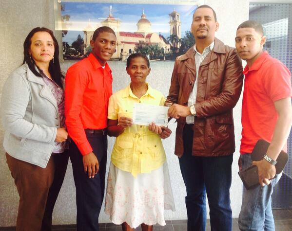 FEVSanCristobal's tweet photo. Junto a su abuela, Isaías Burgos ganador FestiVoz recibe bono estudiantil RD$50,000 entrega Héctor Moreno #OGS. http://t.co/Gs1IhhtRUL
