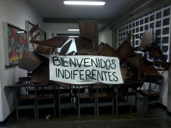 Rumbacaracas's tweet photo. Así protestan: @FBN_UCV   Universidad Simón Bolívar:"Bienvenidos Indiferentes" en la entrada de los salones #17M http://t.co/OvWe9GbUMj