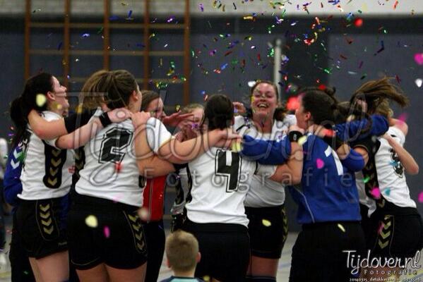 HandbalTukkers's tweet photo. Dames1 KAMPIOEN in de hoofdklasse!! Kampioenswedstrijd tegen S.V.B.O gewonnen met 28 - 14! Voor foto's: tijdover.nl http://t.co/jLBk4XHnQt