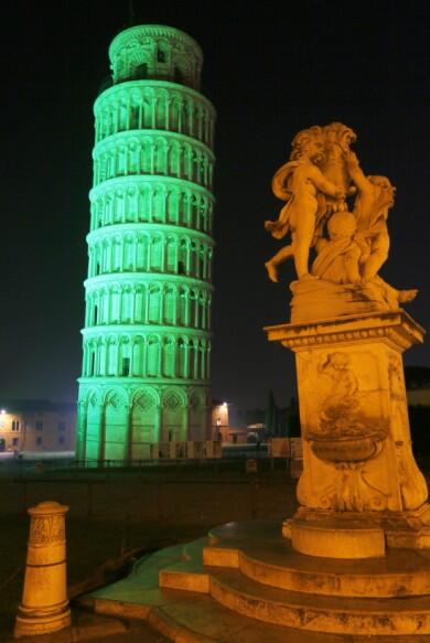 CNNEE's tweet photo. Monumentos del mundo se ‘pintan’ de verde para celebrar el Día de San Patricio. 
http://t.co/WyT2sNJamM http://t.co/F4LjhWAv6Q