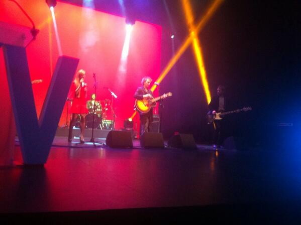GutierrezCarlos's tweet photo. “@aragonmusical: @ElefantesMusic junto a @soyanamunoz en los #XVPMA!! #Aragón #Música http://t.co/BrSQvhkZt6”