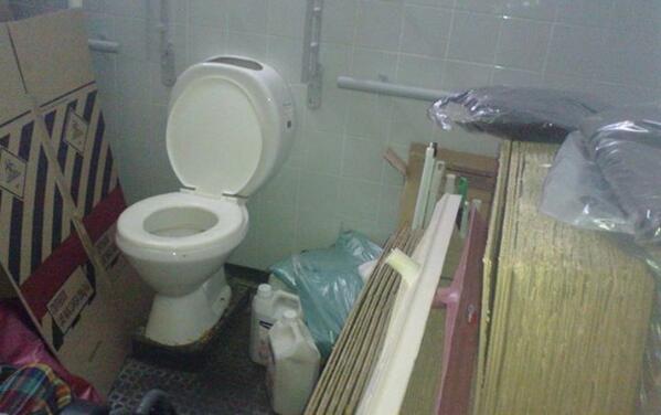 0223comar's tweet photo. #vergüenza El baño para #discapacitados del #Iremi, convertido en un depósito http://t.co/GAPFTfotAd #mardelplata http://t.co/mJSG9B2KgX