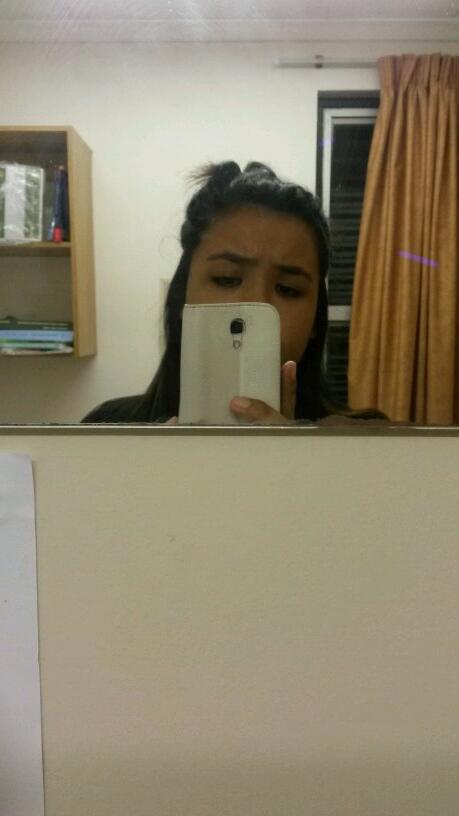 zxhrxxs's tweet image. I think we need longer mirrors behind our doors. Straightening my hair is such a fail rn. #resproblems