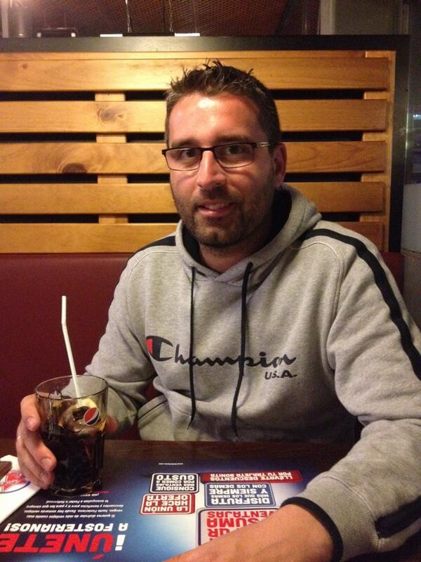 mariogaes's tweet photo. Para empezar bien la semana, cenita el #fostershollywood con @Make_1986 http://t.co/a1dIzoL21w