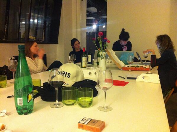 quinnlatimer's tweet photo. these ladies, that hat, that city, in a week, avec @TheModernBitch @bonnypoon @ppparis_ http://t.co/ykTKm3wvoI