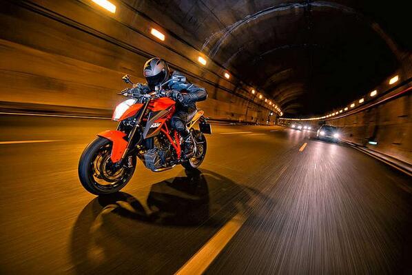 AutecoMotos's tweet photo. #MiFelicidadSeResumeEn Escuchar el rugir de La Bestia #KTM1290SuperDukeR  http://t.co/DYiu9LUC11 http://t.co/aYGWDJ04JY
