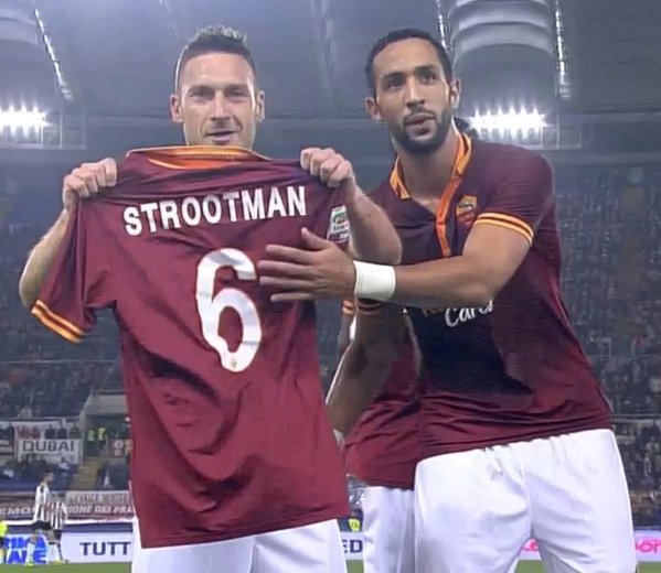 voetbalzonenl's tweet photo. Het moment dat legende Francesco Totti na het maken van een doelpunt het shirt van Kevin Strootman toont. http://t.co/JSkbnpm063