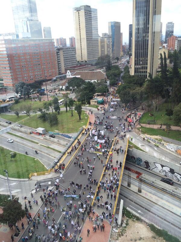 DianAngel01's tweet photo. Apoyo absoluto a nuestros campesinos!! @juanManSantos NO LES CUMPLIÒ! El Presidente en campaña y "aquí no pasa nada" http://t.co/ZZircBkF3L