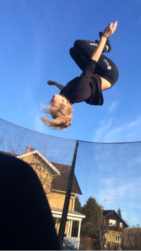 emiliasjobergg's tweet image. #flippinit skoja hahaha men vafan gör jag med handen?
