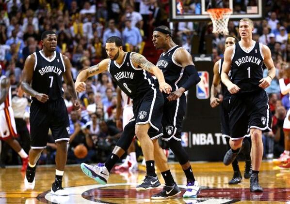 UpperReserved's tweet image. Ummm, what's going on here? Did @paulpierce34 kick @DeronWilliams in the nuts?