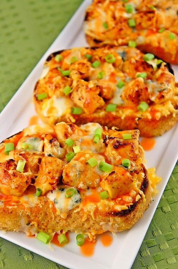 Cravings4Food's tweet photo. Buffalo Chicken Texas Toast http://t.co/1dSXgGCIY1