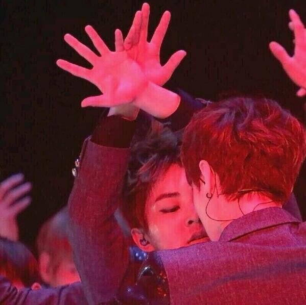 shxntw's tweet photo. xiumin y lay se ven tan bien

LayxTodos pls. http://t.co/dAGrCniFkF