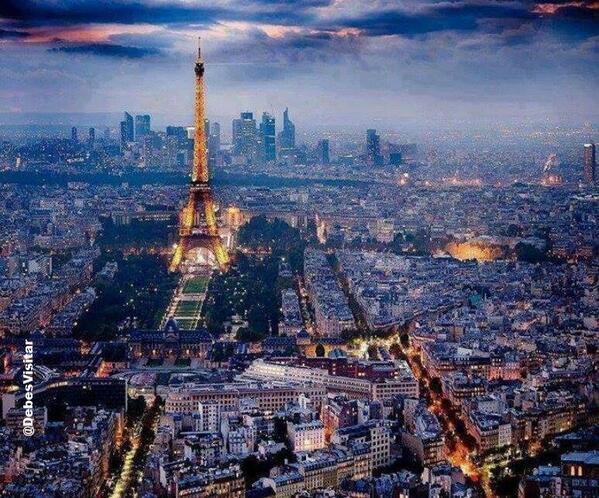 marsuarez_83's tweet photo. "@_Paisajes_: Vista aérea de Paris, la ciudad del amor y del romance http://t.co/3YgrLmgtpy" @vakiya74
