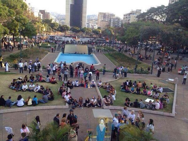 MariaCorinaYA's tweet photo. Con sus mensajes de paz,valentía y amor por Vzla  las mujeres tomaron la Plaza ¨liberada¨ por las fuerzas militares http://t.co/BDA33UW0O9