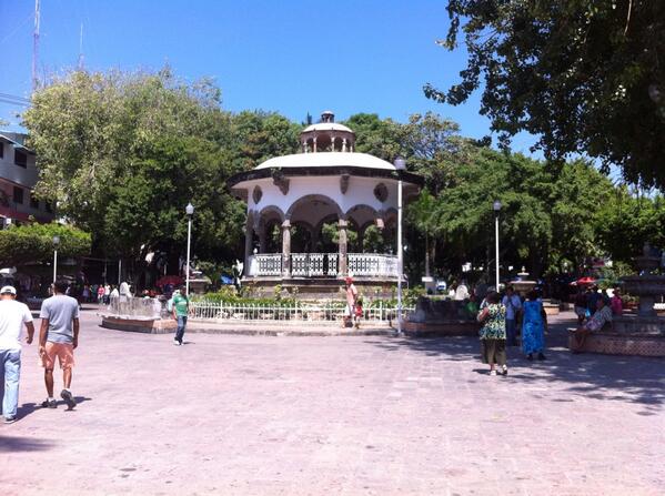 Bonita tarde a todos desde el hermoso zócalo de <a href="/Visitacapulco/">VisitAcapulco</a> <a href="/afeetaca/">AFEET ACAPULCO</a> @TriangulodelSoI <a href="/VisitaAca/">VisitaAcapulco</a>