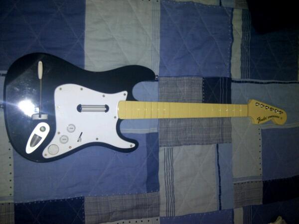 EnriqueeLinares's tweet photo. @compraventasv vendo guitarra para XBOX360, estado 9 de 10. http://t.co/aNPN0cv24O