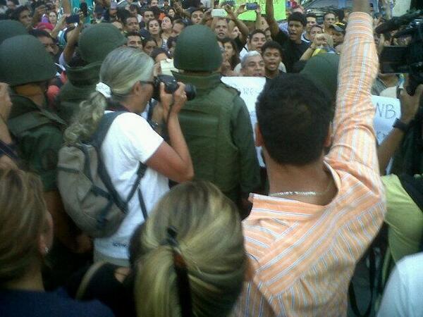 SoyVnezolano's tweet photo. Situacion tensa en altamira, GNB rodea a manifestantes que cantan el Himno Nacional 6:05pm #17M #ResistenciaVzla http://t.co/YXUylw0Nwe