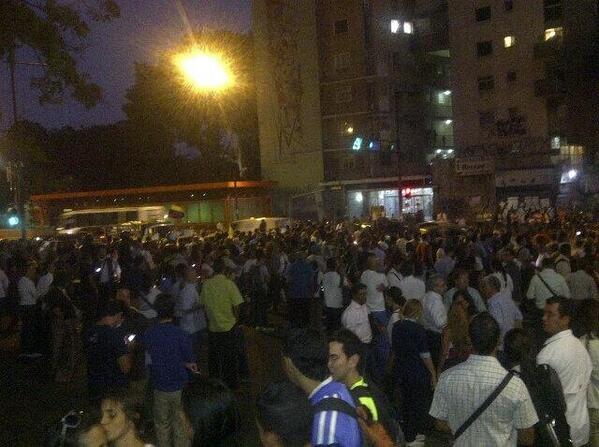 FANBleaks's tweet photo. Para los pendejos del régimen que creen que los militares le somos leales. Aquí estamos, leales al PUEBLO. http://t.co/7fY5ICeNxm