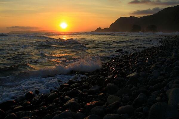 LocalGuide_'s tweet photo. @ZonaFotografi "Sunset di Malikan" Papuma Jember #ZoFo http://t.co/ZyfS0aH4wy