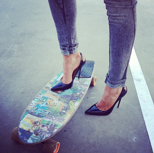 Loving this chilled approach with heels and skateboard...
xx

#chilled #skateboard #fashion #runawaygirl