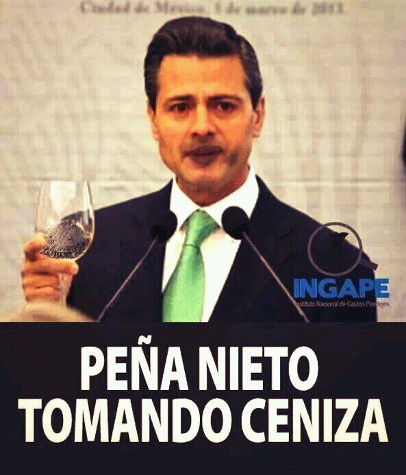 Foto insolita, Peña Nieto tomando Ceniza