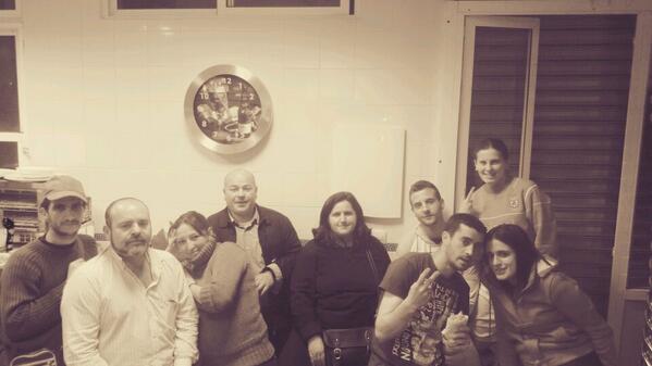 charii280712's tweet photo. Despidiendo #churreriaelvuelo @jairo_p_g @DianitaNueve @alfonsoad7 @choquera13 ... http://t.co/v85KT5WXbC